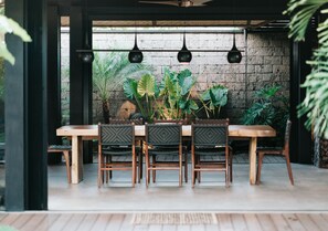 Dining area in the middle.