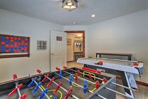 Gameroom with fussball, hockey/ping pong, darts, connect 4 e tik tak toe