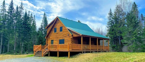 Charming 3-bedroom log cabin, perfectly nestled in Twin Mountain, NH