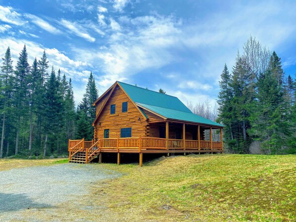 Charming 3-bedroom log cabin, perfectly nestled in Twin Mountain, NH