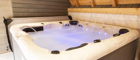 Hot Tub / whirlpool bath (Outdoor)