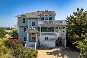 Your friends back home will be pretty SHELLOUS when they see all the pictures you upload from your fun vacation at this awesome 7-bedroom pet-friendly home in Corolla!