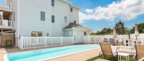 Take a dip in the Private Pool and relax in the bubbly Hot Tub under the stars!