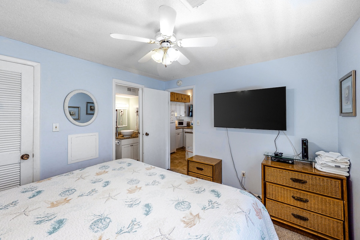 3rd-floor, dog-friendly retreat with loft & balcony