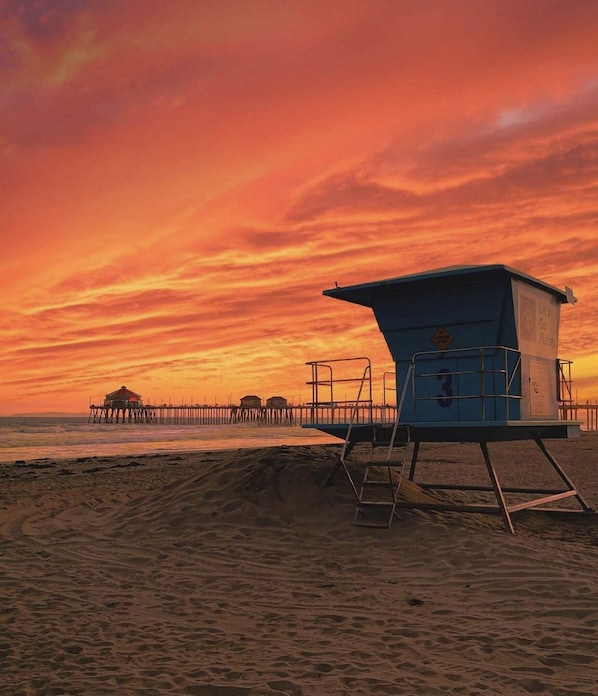 Downtown Huntington Beach house 2 miles from the sand on Main Street