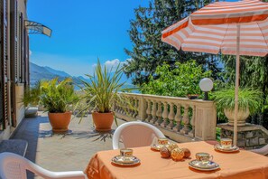 Ca. 25 m² großer Balkon mit schöner Sicht auf den See und die Berge