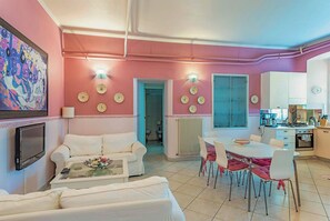 Wohn-/ Esszimmer mit SAT-TV und Ausgang auf die Terrasse mit schöner Seesicht