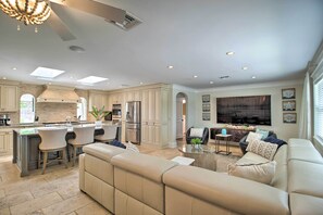 Living Room | Smart TV w/ Cable