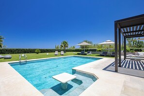 Iniada Villas are 2 sister villas. Each sits on a 2000 m2 plot, and has its own private heated pool and outdoor area with a large lawned garden.