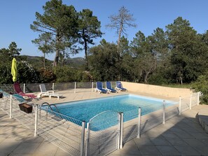 Grande piscine privée et sécurisée avec vue magnifique et sans vis à vis