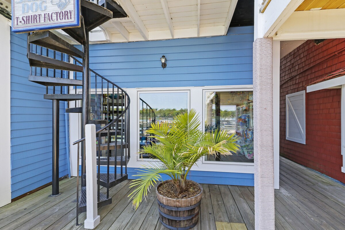 Sunlight filled villa overlooking the Calibogue Sound, steps from South Beach