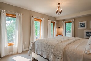 Back bedroom overlooks backyard - Summerhill House - Niagara-on-the-Lake