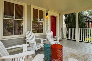 Covered front porch to enjoy morning coffee or evening glass of wine - Summerhill House - Niagara-on