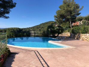 La piscine de la résidence