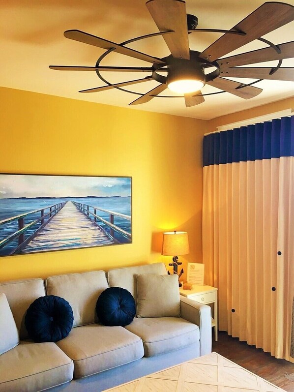 Living Room with ceiling fan and main light