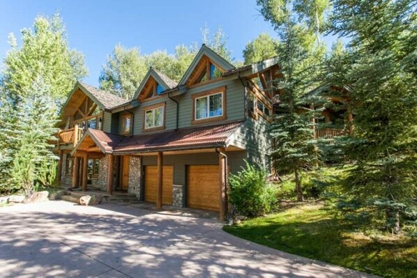 Tall Timbers Lodge - Mountain Chic