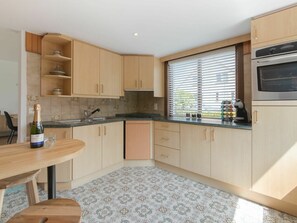 Comptoir, Cabinetry, Meubles, Evier, Robinet, Évier, Cuisine, Cuisinière, Électroménager, Bois