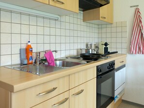 Küche, Küchengerät, Countertop, Major Appliance, Spüle, Herd, Herd, Cabinetry, Sinken, Gasherd