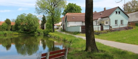 L'Eau, Ciel, Nuage, Plante, Bâtiment, Fenêtre, Extérieur Banc, Vert, Arbre, Paysage Naturel