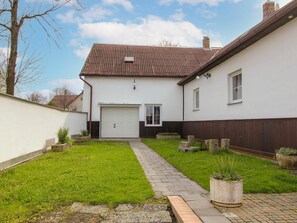 Sky, Plant, Building, Cloud, Window, Flowerpot, Tree, House, Land Lot, Cottage