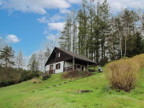 Cloud, Plant, Sky, Building, Window, Natural Landscape, Tree, Natural Environment, House, Land Lot