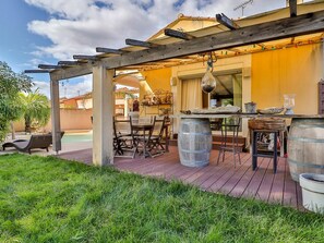 Plante, Bâtiment, Ciel, Propriété, Meubles, Table, Nuage, Bois, Porte, Design Intérieur