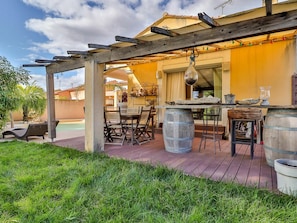 Plante, Bâtiment, Ciel, Propriété, Meubles, Table, Nuage, Bois, Porte, Design Intérieur