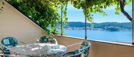 L'Eau, Table, Propriété, Meubles, Plante, Bleu Azur, Chaise, Mobilier De Jardin, Ombre, Ciel