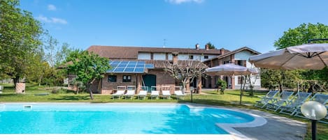 Water, Sky, Cloud, Plant, Swimming Pool, Azure, Building, Tree, Chair, Shade