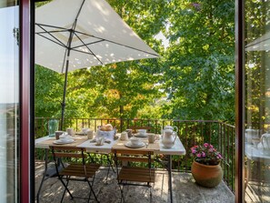 Table, Plante, Meubles, Propriété, Tableau De Plein Air, Pot De Fleur, Ombre, Mobilier De Jardin, Chaise, Fleur
