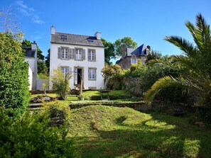 Vue de la maison depuis le jardin