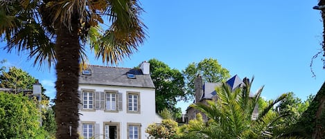 Vue de la maison depuis le jardin