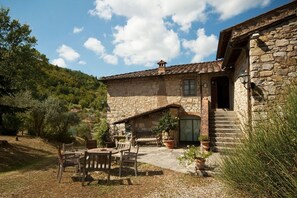 Docciole is a beautiful Tuscan farm building
