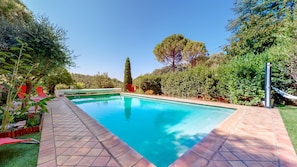 Piscine privative 12 sur 6 dans la verdure