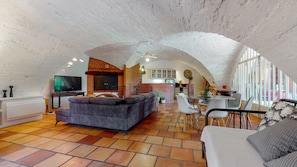 salon séjour en pierre, vouté de 75 m2