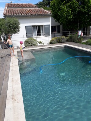 piscine 4 x7 m, sécurisée, espace détente et cuisine d'été