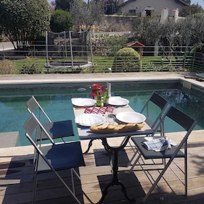 déjeuner au bord de la piscine