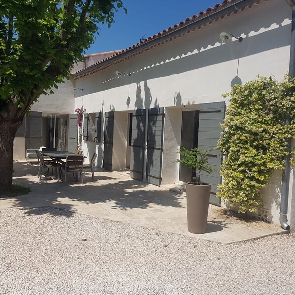 terrasse ombragée en travertin