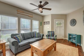 Indoor - Costal warm and inviting 1st floor - Family Room with Queen sleeper sofa