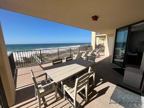 Oversized balcony with outdoor dining for 6
