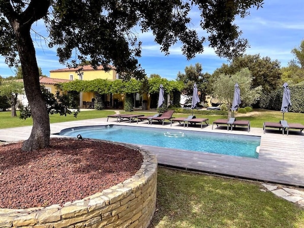 Villa avec piscine en campagne. Location saisonnière Lambesc