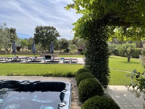 Jacuzzi facing the swimming pool. Holiday rentals Lambesc Serenity Rentals