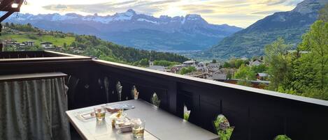 Balcon très agréable pour prendre ses repas vue montagne 💕