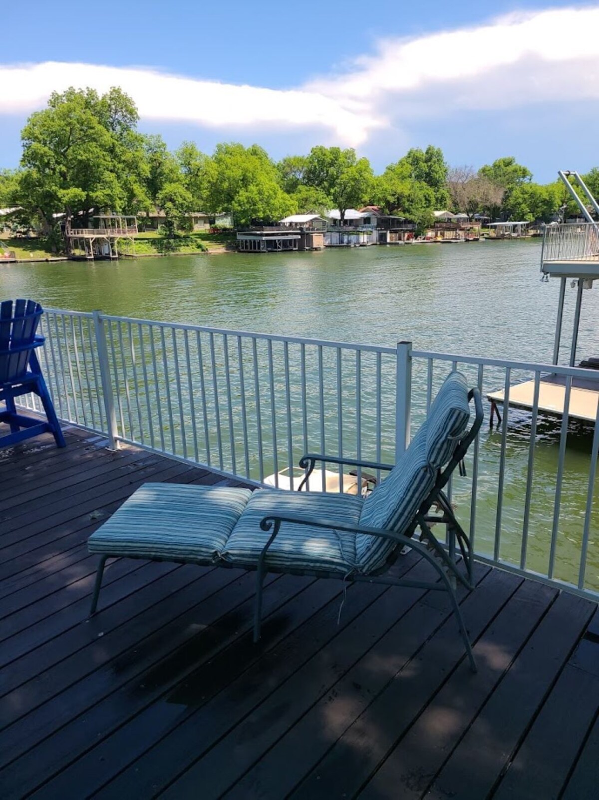 Sunrise Cottage! On open water Lake LBJ! Beautiful shade trees! Amazing view!