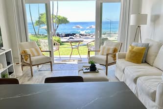 Oceanfront ground level recent remodel at Kona Isle
