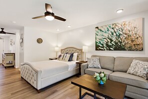Studio Sleeps 4 Guests - Queen Bed and Queen Sofa Sleeper