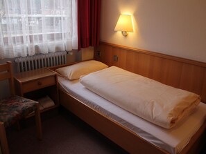 Sechsbettzimmer mit Dusche/WC