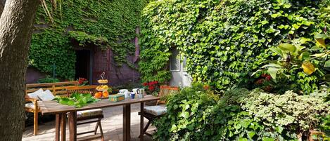 Terrasse privée avec jardin tout autour