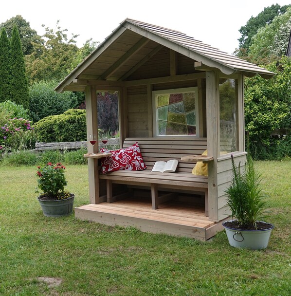 Ein neues Plätzchen in unserem Garten, die Philosophenbank zum Verweilen.
