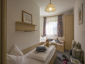 Schlafzimmer mit getrennten Betten 